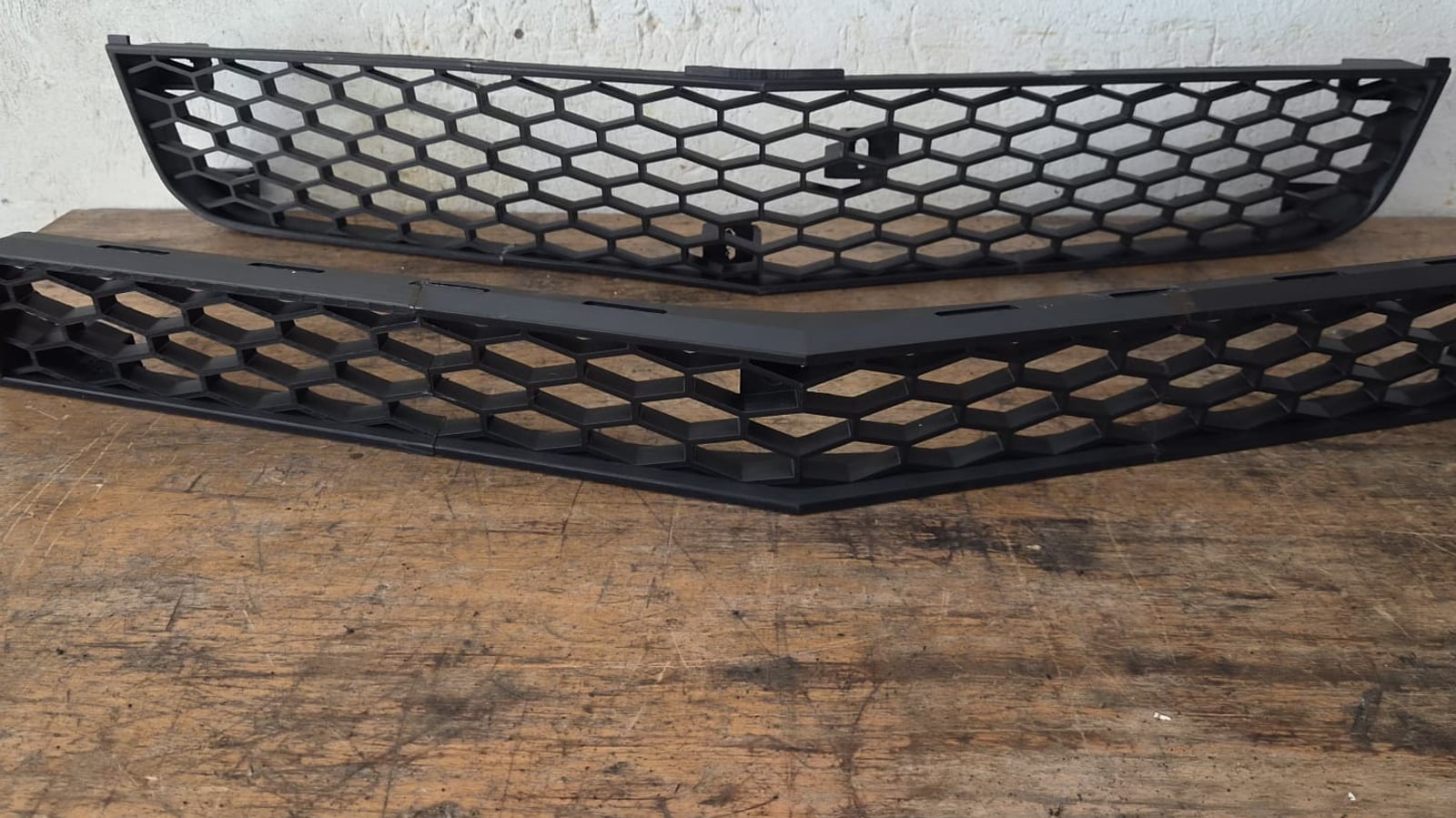 3D-gedruckte Honeycomb-Kühlergrills für einen Chevrolet Camaro auf der Werkbank